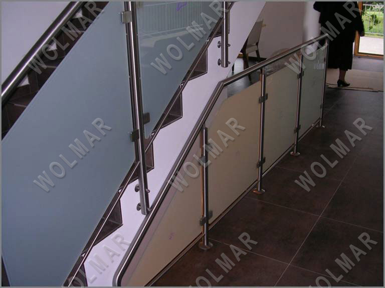balustrady ze szkłem mlecznym na klatkach schodowych