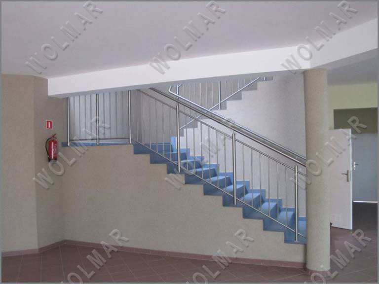 balustrady na klatach schodowych z tralek pionowych ze stali nierdzewnej