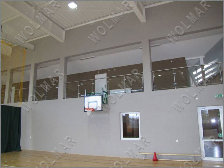 balustrady na hali sportowej z wypełnieniem szklanym