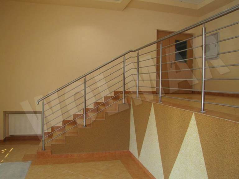 balustrady wewnętrzne ze stali nierdzewnej na klatce schodowej
