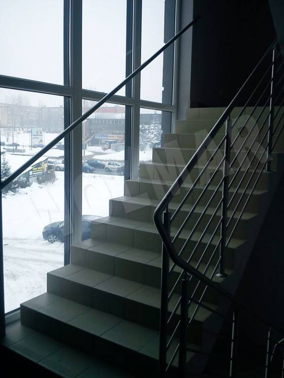 balustrady schodowe z rurkami nierdzewnymi