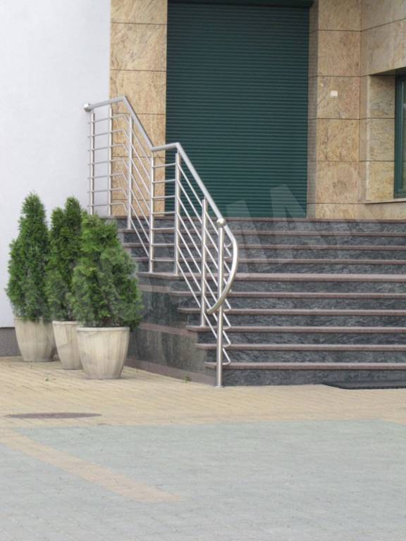 barierki stalowe na schodach zewnętrznych