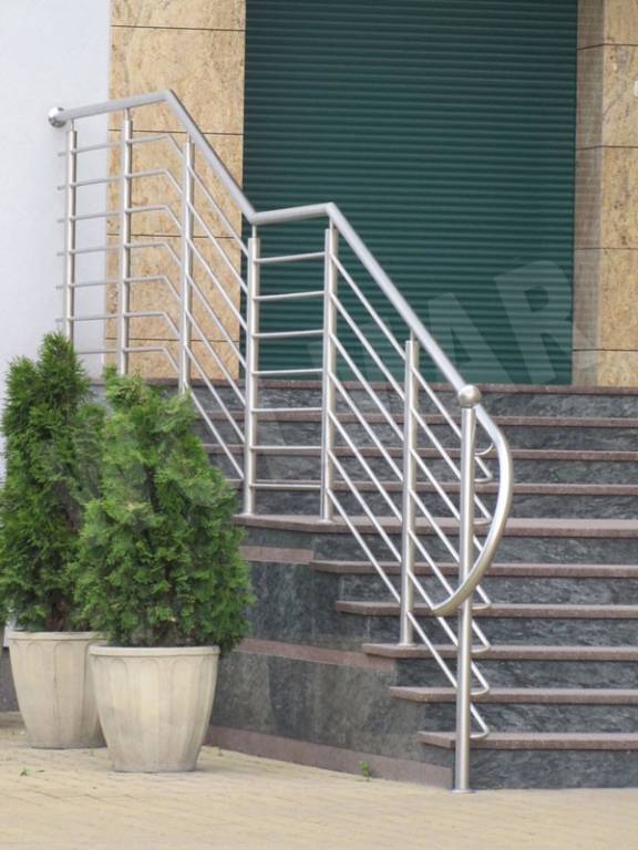 barierki stalowe na schodach zewnętrznych
