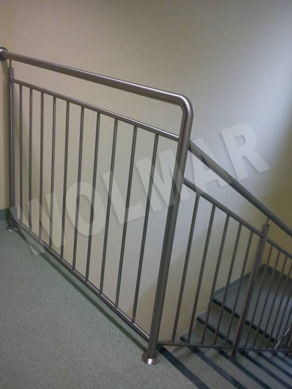barierki i pochwyty schodowe wewnętrzne ze stali szlifowanej 