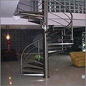 Treppen mit Geländer aus Edelstahl